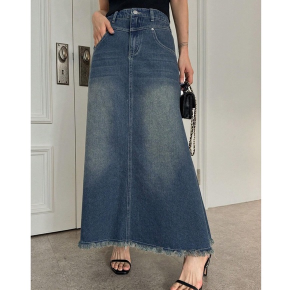 Medium wash High Waisted Frayed Hem Denim Jean Maxi Skirt - Picture 4 of 4